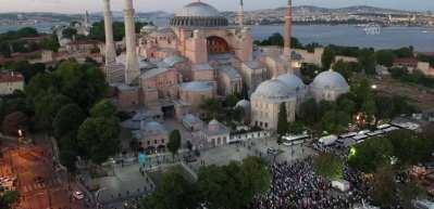 Ayasofya Meydanı'nda akşam namazı kılındı 