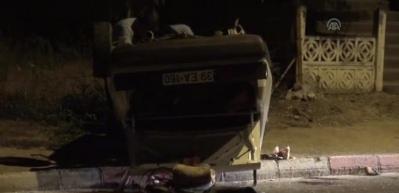 Aydınlatma direğine &ccedil;arpan otomobil takla attı