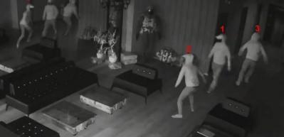 Aynada kendisini g&ouml;r&uuml;p korkan hırsızın paniği kamerada!