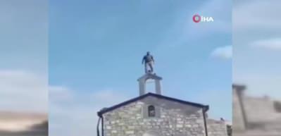 Azerbaycanlı asker kilisede ezan okudu