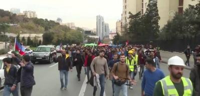 Azerbaycanlılar Dağlık Karabağ'da varılan anlaşmayı coşkuyla kutluyor
