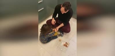 Azra Akın, oğlu Demir ile omlet yaptı
