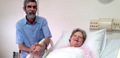 61 yaşındaki kadın ikiz bebek doğurdu