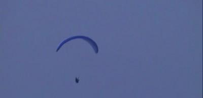 Paraş&uuml;t&uuml;n kontrol&uuml;n&uuml; kaybedince denize &ccedil;akıldı