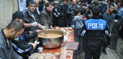 Hakkari'de polis bin kişiye aşure dağıttı