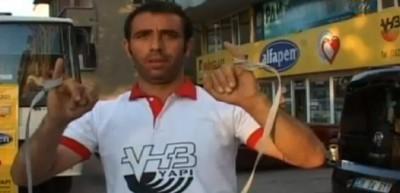 Ser&ccedil;e parmağıyla minib&uuml;s &ccedil;ekti!