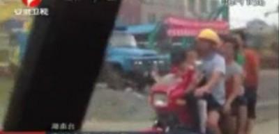 Bir motosiklete 8 kişi bindi