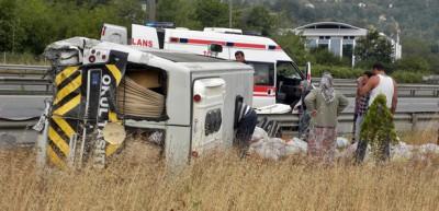 Kamyonet minib&uuml;se &ccedil;arptı: 13 yaralı