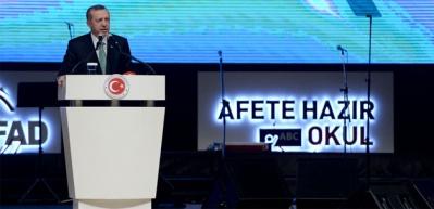 Şiirini okudu ve salonun yeni ismini a&ccedil;ıkladı