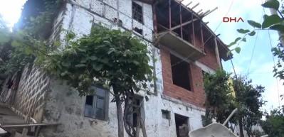 Baba mirası evi ortadan ikiye b&ouml;l&uuml;p paylaştılar