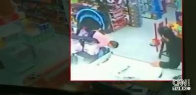 Baba refleksi! 10 aylık bebeğini b&ouml;yle kurtardı