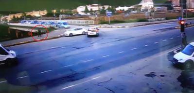 Baba ve kızın mucize kurtuluşu kamerada 