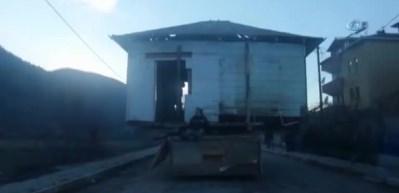 Baba yadigarı evi kamyonla taşıdı