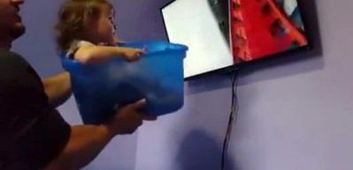Babadan k&uuml;&ccedil;&uuml;k kızına Roller Coaster keyfi