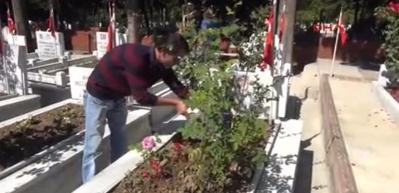 Babasının mezar taşına sarılan şehit oğlu duygulandırdı