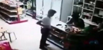 Babasının restine restle cevap verdi