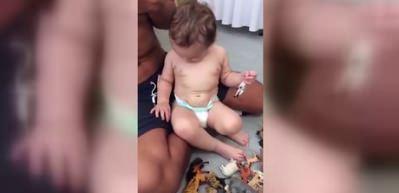 Babasının taklidini yapan bebek kahkahaya boğdu