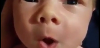 Babasının yardımıyla opera yapan bebek