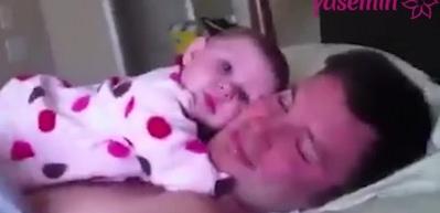 Babasıyla oyun oynayan bebek 