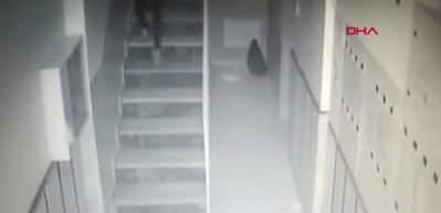 Bağcılar'da apartmandaki t&uuml;m ayakkabıları toplayıp &ccedil;aldı