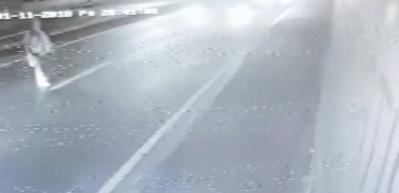 Bağcılar&rsquo;da l&uuml;ks ara&ccedil; gen&ccedil; kıza b&ouml;yle &ccedil;arpıp ka&ccedil;tı