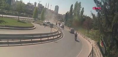 Bağcılar'da viraja hızla giren otomobil bariyere &ccedil;arptı; Kaza anı kamerada