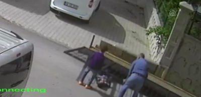 Bah&ccedil;e kapısı &ccedil;ocuğun &uuml;zerine d&uuml;şt&uuml;...