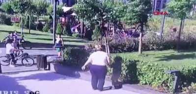 Bah&ccedil;ede k&ouml;peğiyle oynadı diye komşusunun &ccedil;ocuğunu d&ouml;vd&uuml;!