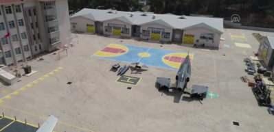 Bah&ccedil;esinde yolcu ve savaş u&ccedil;ağı olan okul g&ouml;renleri şaşırtıyor!