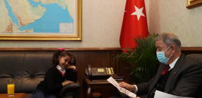 Bakan Akar, Anıtkabir hayali ger&ccedil;ek olan Hakkarili k&uuml;&ccedil;&uuml;k Hira ile g&ouml;r&uuml;şt&uuml;