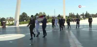 Bakan Akar, Devlet Mezarlığı'nı ziyaret etti