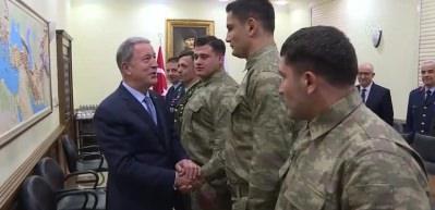 Bakan Akar, madalya kazanan g&uuml;reş&ccedil;ileri kabul ett