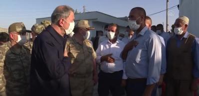 Şehit eşinin Bakan Akar'dan isteği duygulandırdı
