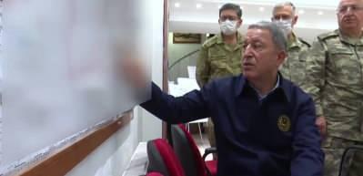 Bakan Akar ve TSK Komuta Kademesi'nin sınır b&ouml;lgesindeki yoğun mesaisi 