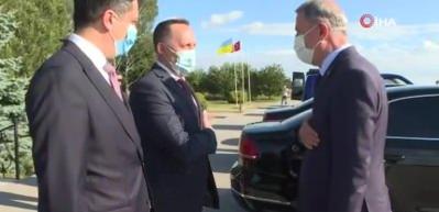 Bakan Akar&rsquo;ı Kiev&rsquo;de duygulandıran &lsquo;not&rsquo;