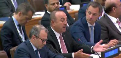 Bakan &Ccedil;avuşoğlu: G&ouml;zlerimizin &ouml;n&uuml;nde felaket yaşanıyor