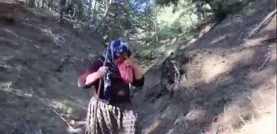 Bakan Pakdemirli'den yaşlı &ccedil;ifte 21 koyun hediye etti