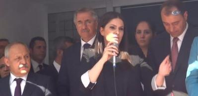 Bakan Sarıeroğlu, dikiş makinesinin başına ge&ccedil;ti