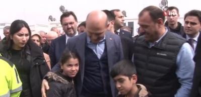 Bakan Soylu, konteyner kentte &ccedil;ocuklarla bir araya geldi