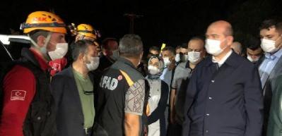 Bakan Soylu, sel felaketinin yaşandığı b&ouml;lgede incelemelerde bulundu