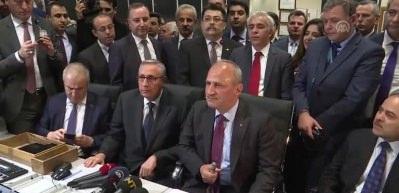 Bakan Turhan, Atat&uuml;rk Havalimanı'ndan kalkan son u&ccedil;ağı uğurladı 
