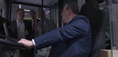 Bakan Varank, yerli elektrikli otob&uuml;s&uuml;n direksiyonuna ge&ccedil;ti
