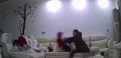 Bakıcı dehşeti gizli kameraya yansıdı