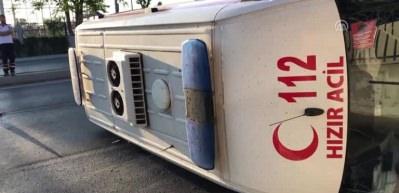 Bakırk&ouml;y'de ambulans devrildi: 3 yaralı 