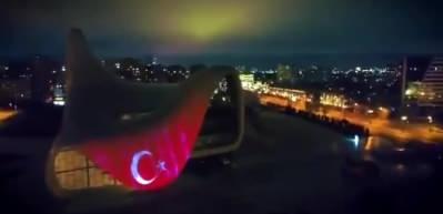 Bak&uuml;'deki Haydar Aliyev Merkezinin dış cephesine T&uuml;rk bayrağı yansıtıldı