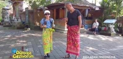 Bali'de dini inan&ccedil; nasıl? Tapınaklarda suya giriyor, hediyeler bırakıyorlar