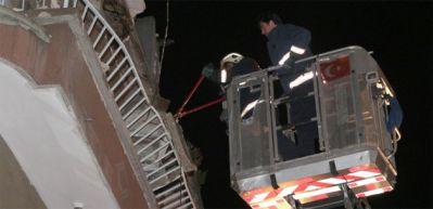 Balkon &ccedil;&ouml;k&uuml;nce binadakiler tahliye edildi