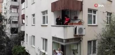 Balkonda tulum &ccedil;alan kadın t&uuml;m mahalleye moral verdi