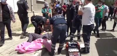 Balkondan atlayan kadını komşuları battaniye a&ccedil;arak kurtardı