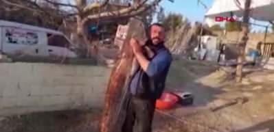 Baraj g&ouml;l&uuml;nden 47 kiloluk yayın balığı yakaladı